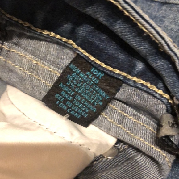 Size 18R Skinny Distressed Jeans, triple button closure, medium wash - Picture 4 of 4